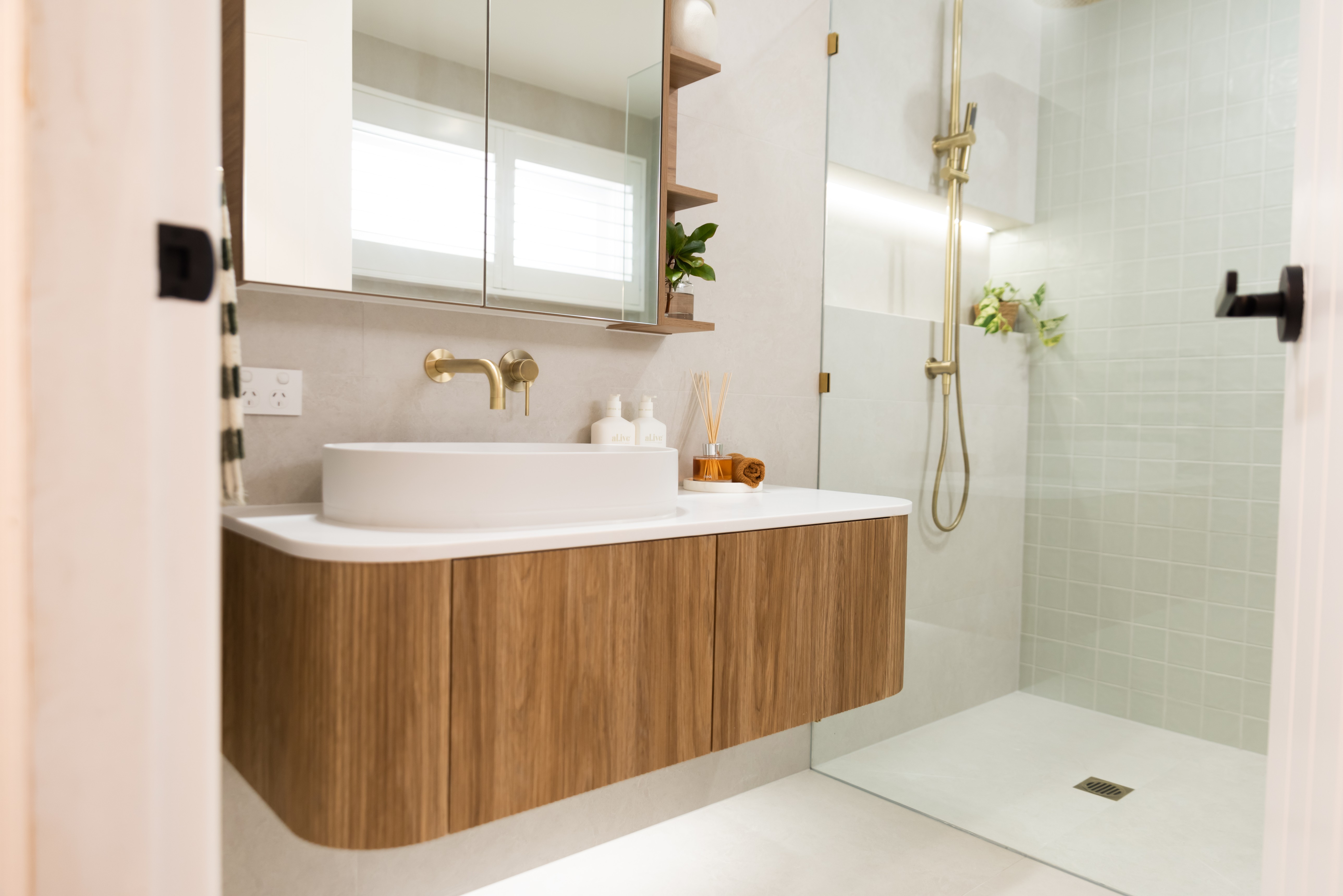 Wangi Wangi House bathroom with tiled shower
